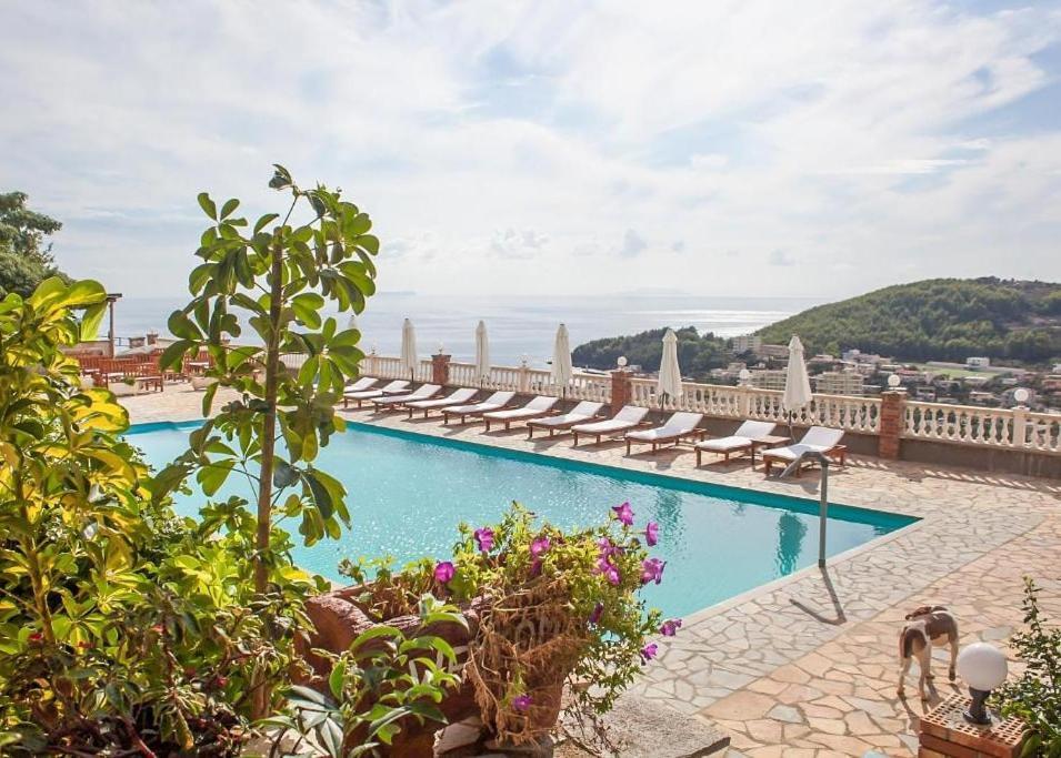 Lovely View Apartments Himare Bagian luar foto